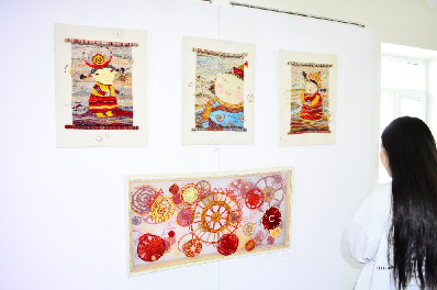 29 апреля, в центре современного искусства «Залуу» открылась выставка студентов художественного отделения колледжа искусств «Шэнэ Зураг».